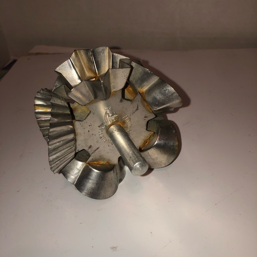 1930's rolling steel cookie cutter w/6 different cookie designs. Used
